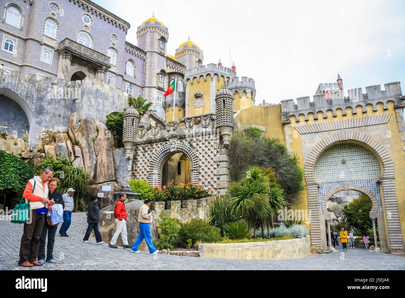 I visitatori al di fuori dei cancelli di ingresso alla pena il Palazzo Nazionale, Sintra, Lisbona, Portogallo. Foto Stock