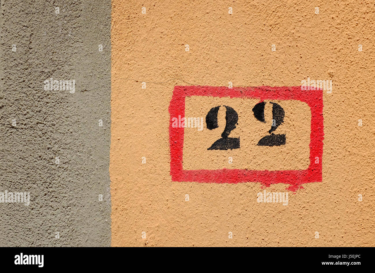 Numero 22 dipinto sul muro di casa Foto Stock