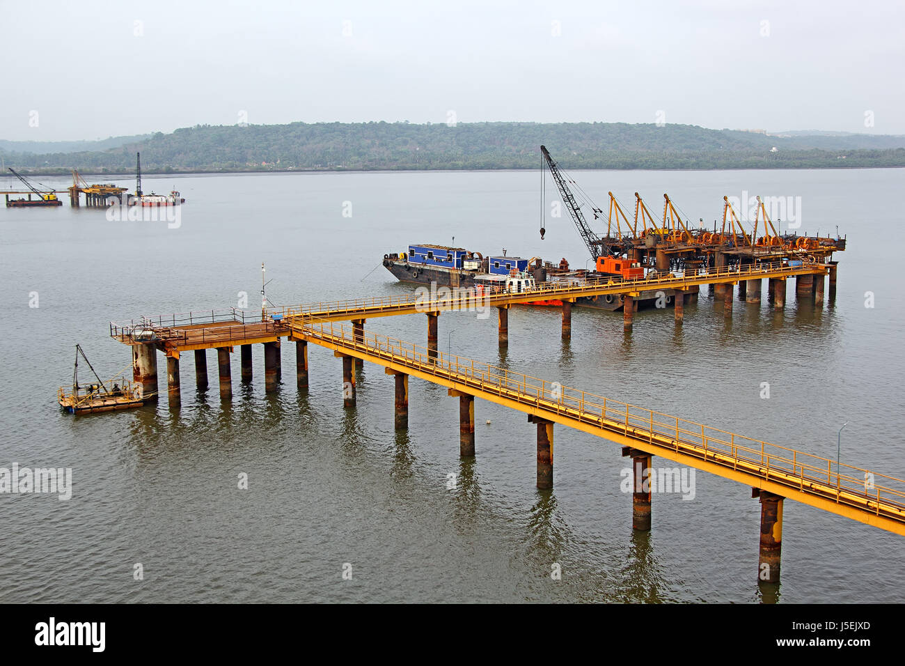 Lavori di fondazione per la struttura marina in pieno svolgimento nel fiume Zuari in Goa, India Foto Stock