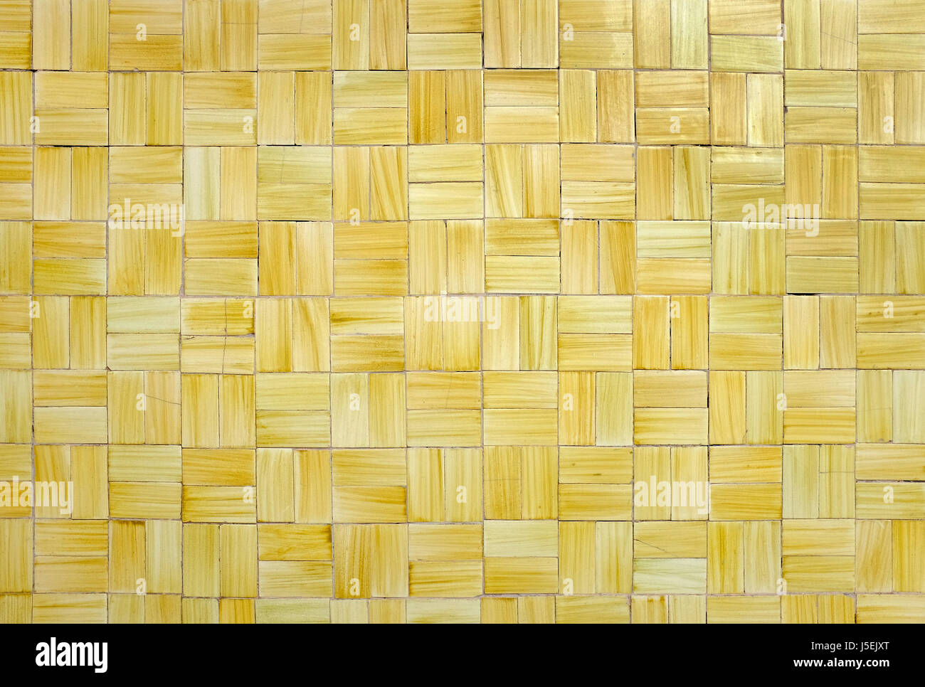 Piccole piastrelle di colore giallo sul muro di casa, Sardegna, Italia Foto Stock