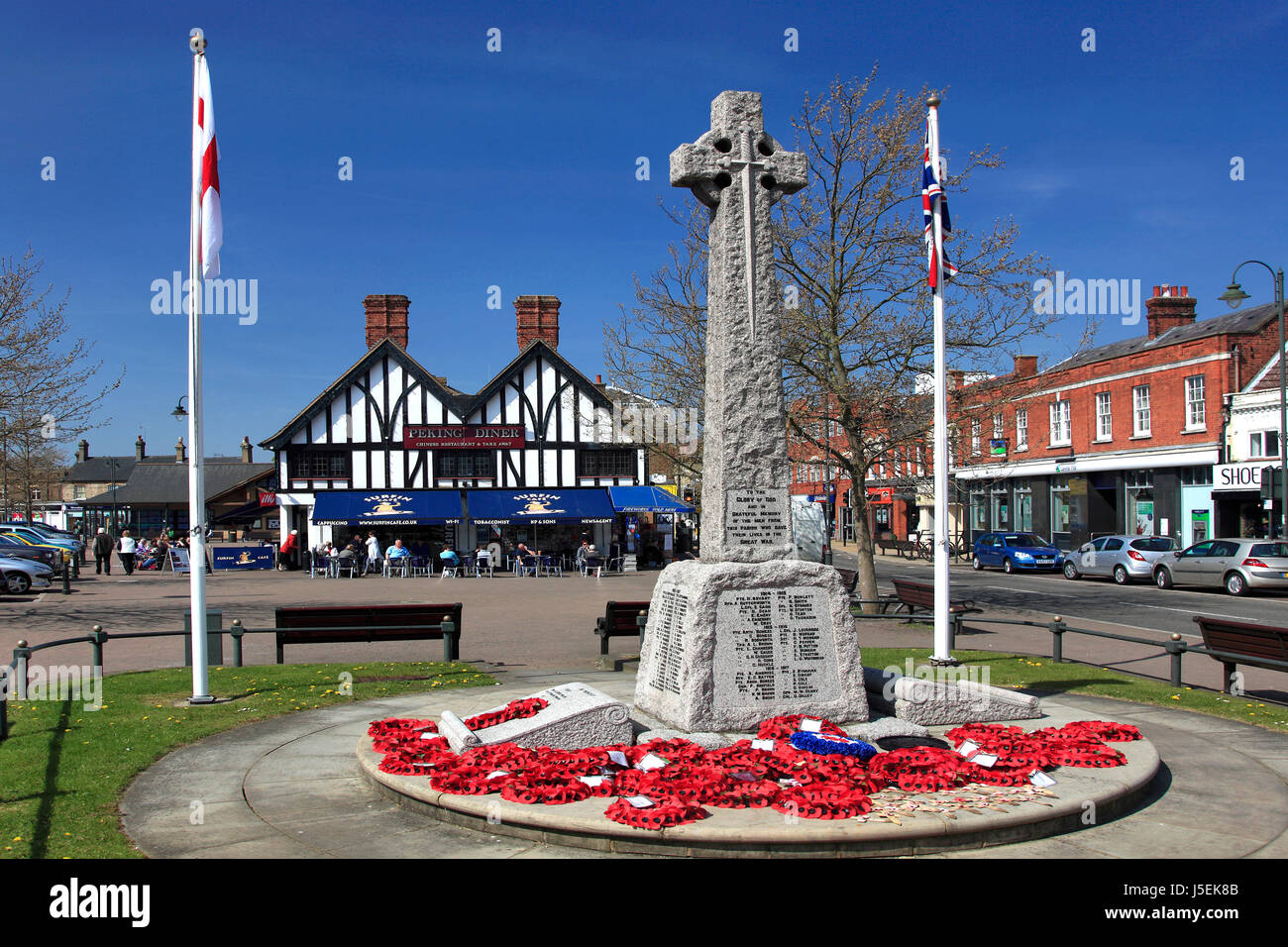 Monumento ai caduti nel centro di Biggleswade, nella contea di Bedfordshire, Inghilterra, Regno Unito Foto Stock