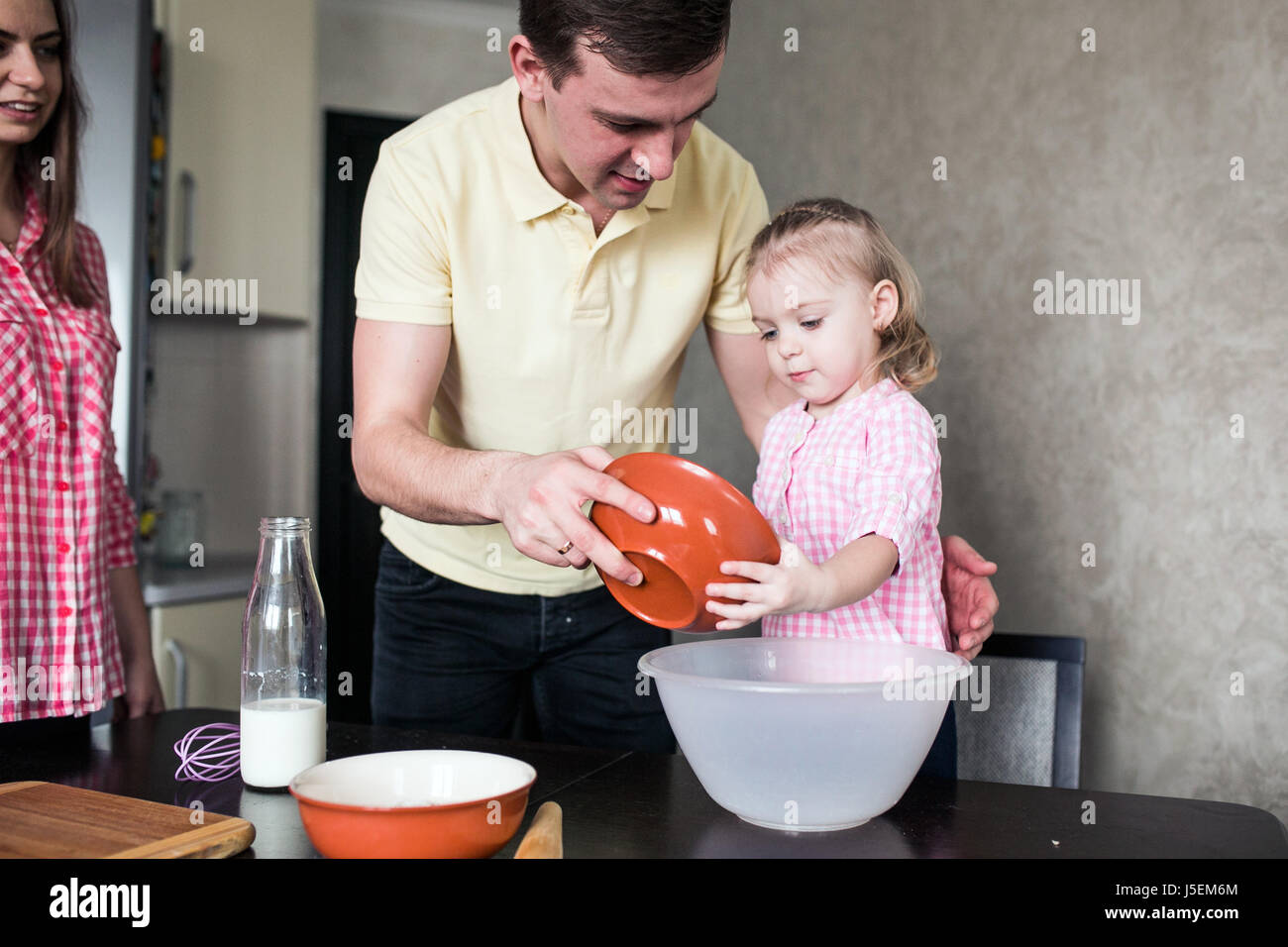 Padre e figlia insieme in cucina Foto Stock