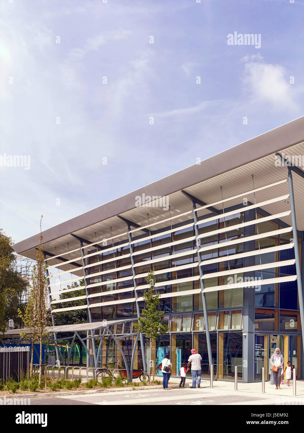 Entrata. Heston Leisure Centre, Hounslow, Regno Unito. Architetto: Studio E LLP, 2016. Foto Stock
