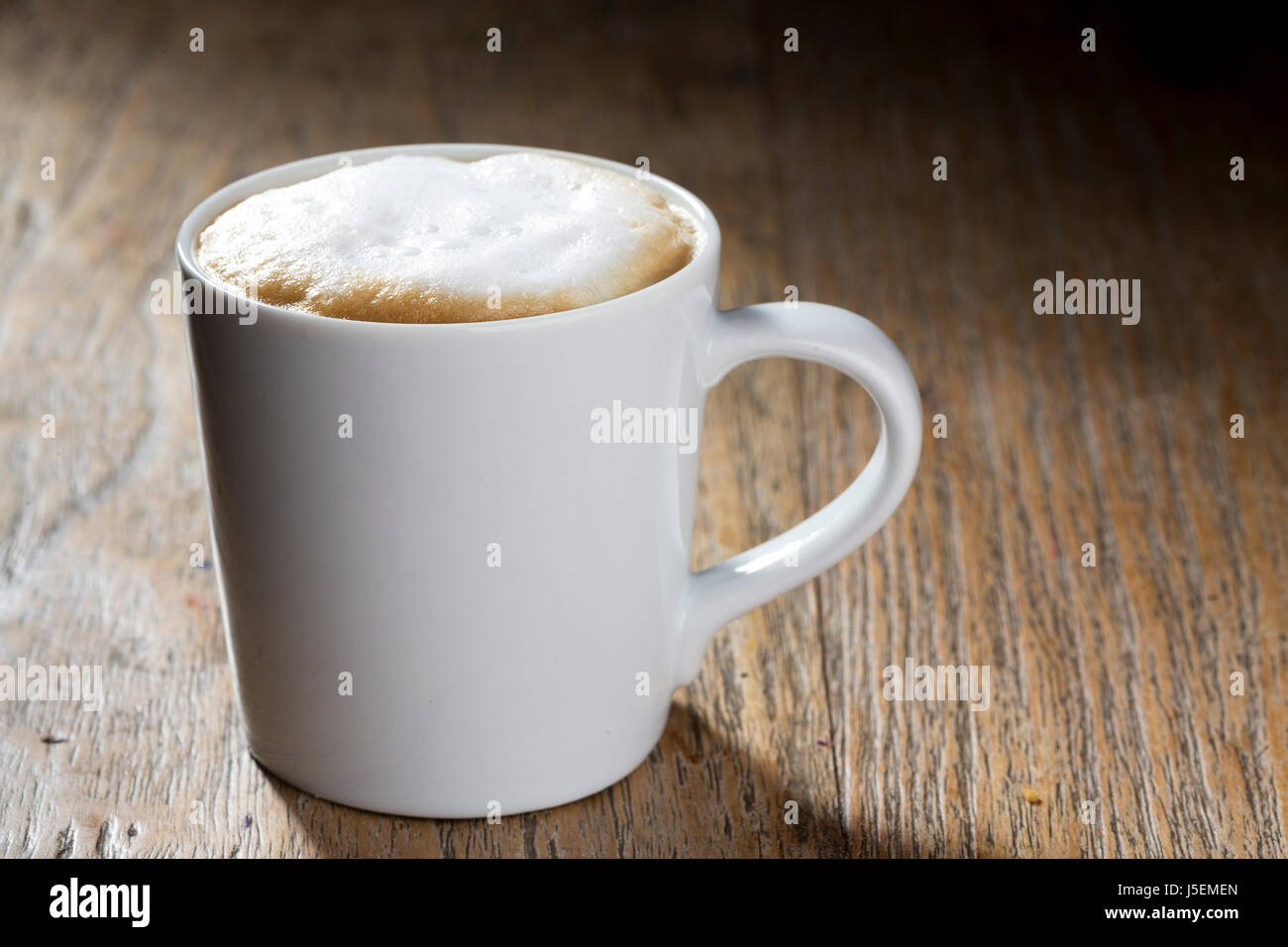 Tazza di caffè su una tavola in legno rustico. Foto Stock