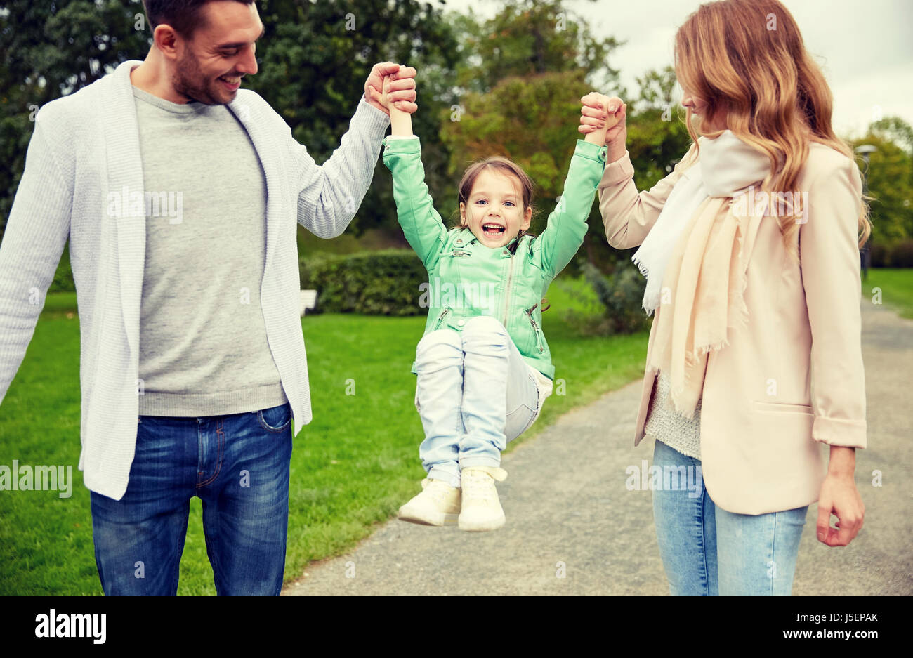 La famiglia felice passeggiate in estate e il parco di divertimento Foto Stock