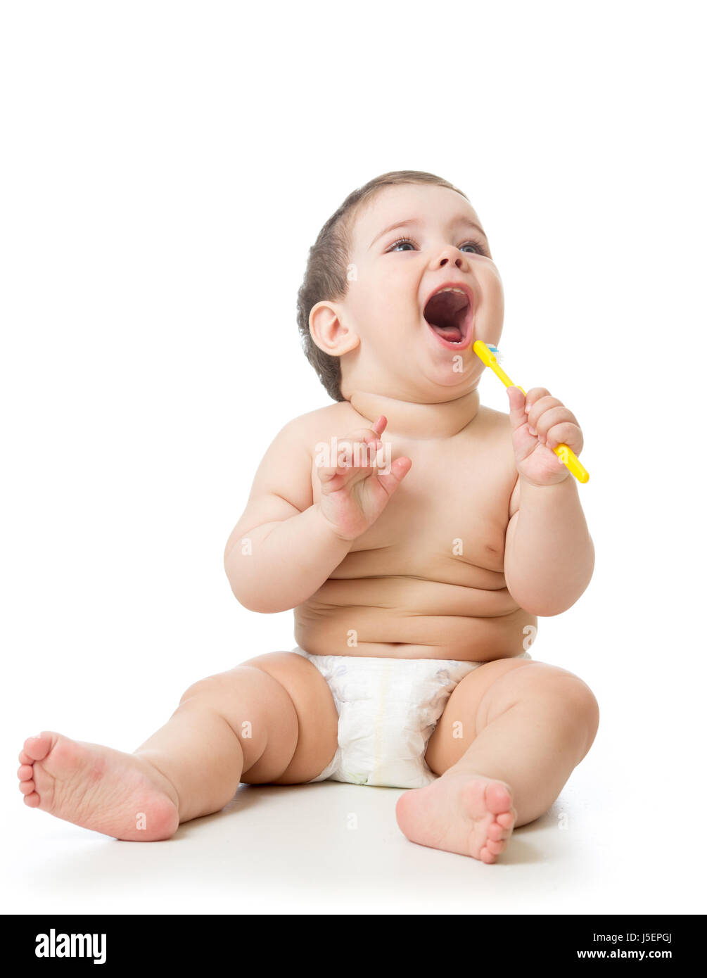 Carino bambino spazzolatura dei denti e sorriso, isolato su bianco. Foto Stock