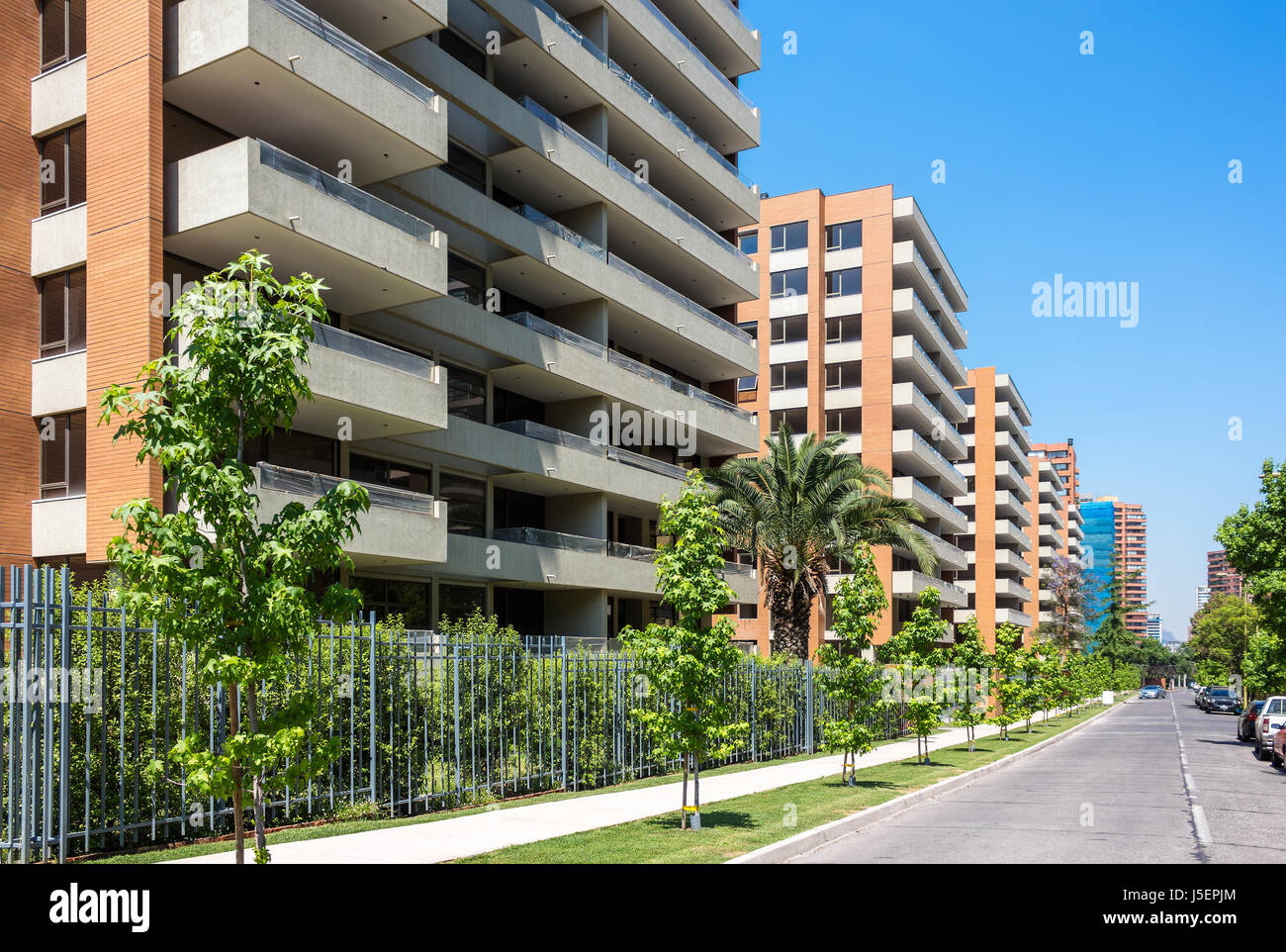 Tipica strada di Las Condes comune a Santiago del Cile Foto Stock