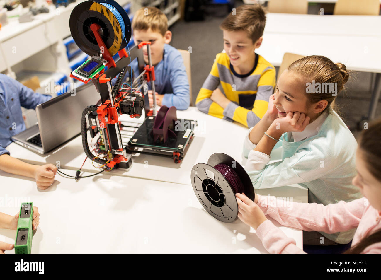 Dei bambini felici con stampante 3D presso la Scuola di Robotica Foto Stock