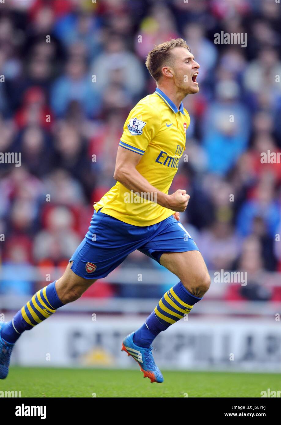 AARON RAMSEY CELEBRA IL TRAGUARDO SUNDERLAND V ARSENAL STADIUM DI LUCE SUNDERLAND INGHILTERRA 14 Settembre 2013 Foto Stock
