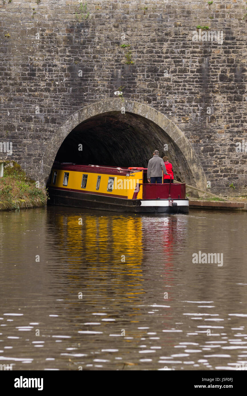 Narrowboat immettendo il Chirk canal tunnel sulla Llangollen ramo del Shropshire Union Canal nel Galles del Nord Foto Stock