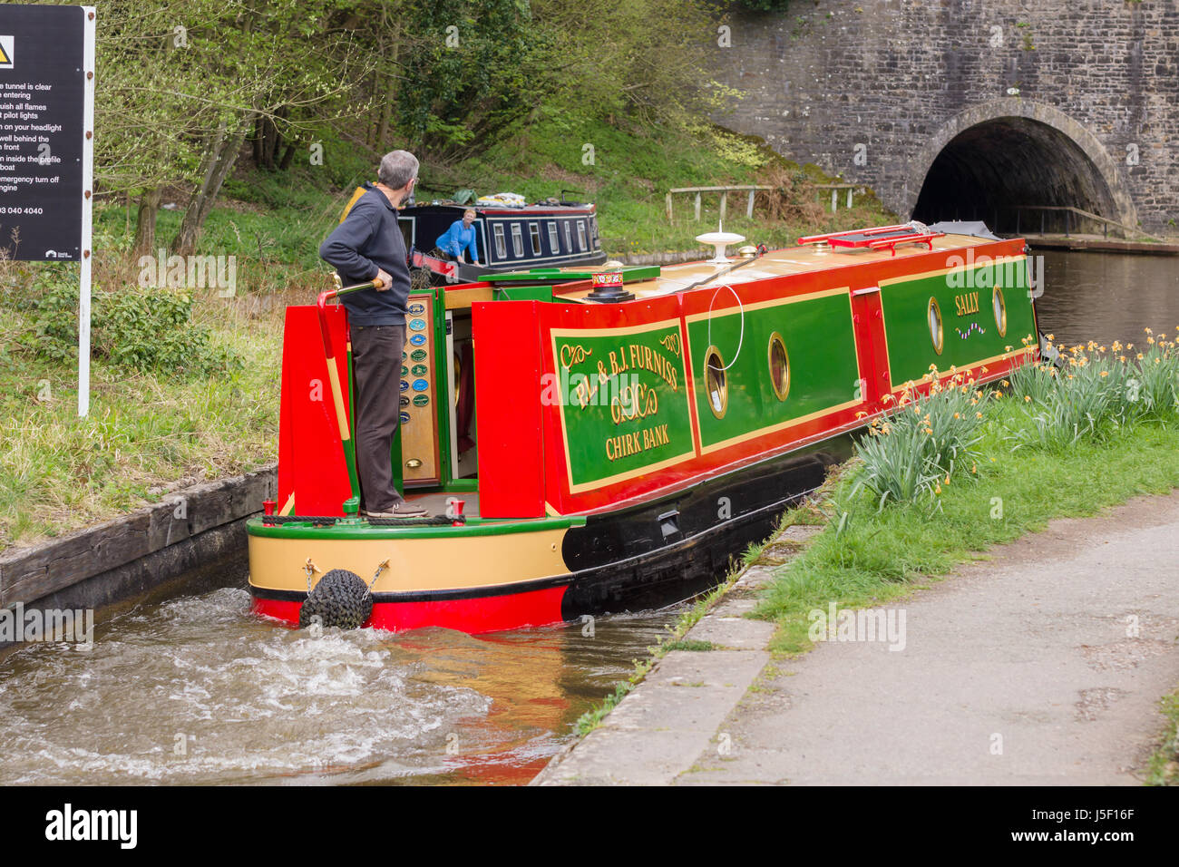 Narrowboat immettendo il Chirk canal tunnel sulla Llangollen ramo del Shropshire Union Canal nel Galles del Nord Foto Stock