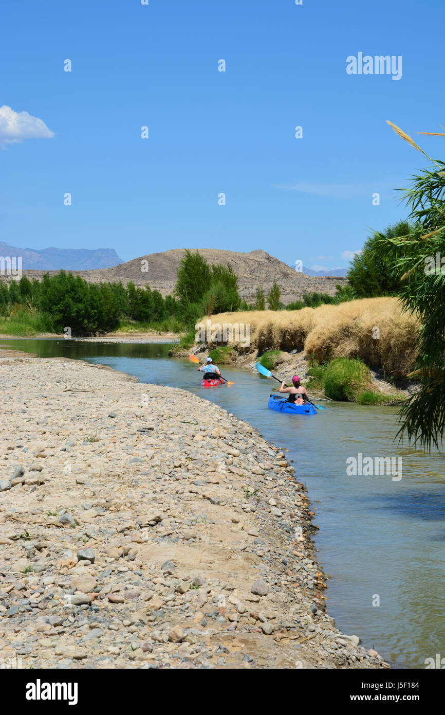 Kayak navigare un canale stretto nelle acque basse del Rio Grande come esce Santa Elena Canyon al parco nazionale di Big Bend Foto Stock