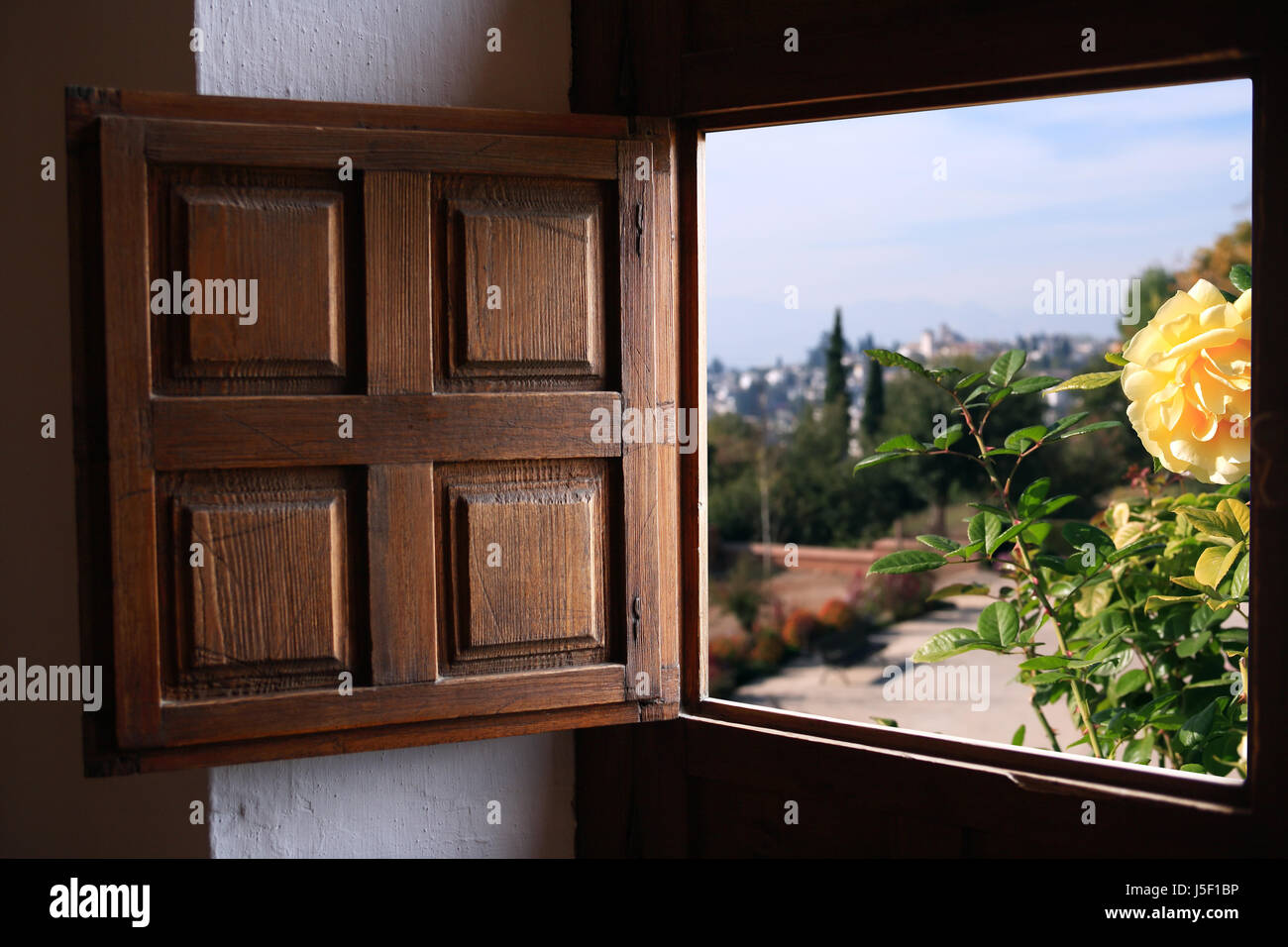 Vista sul paesaggio estivo attraverso la vecchia finestra con otturatore in legno Foto Stock