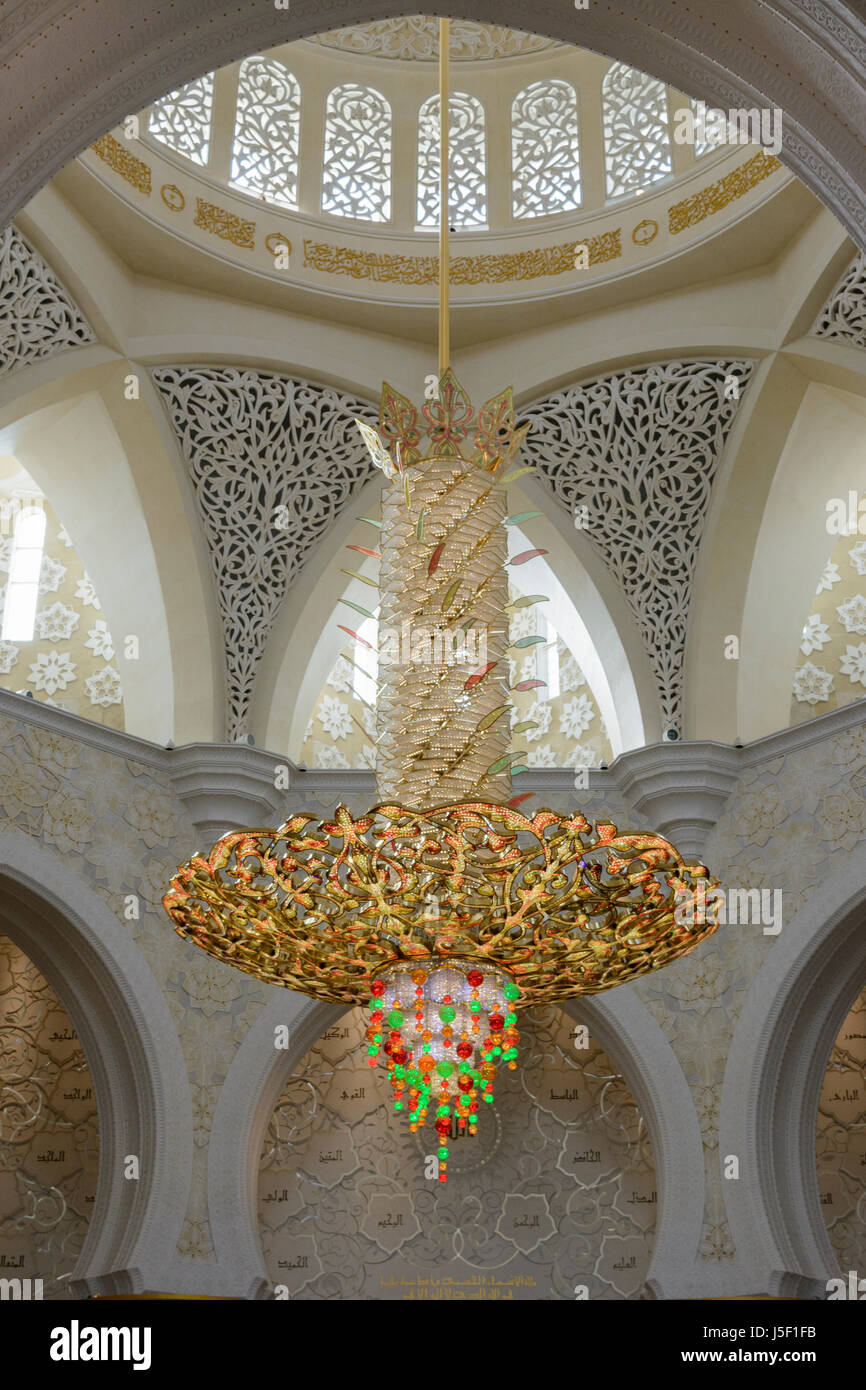 Gigante lampadario con zirconi all'interno di Sheikh Zayed Grande Moschea di Abu Dhabi, Emirati arabi uniti (EAU), Medio Oriente Foto Stock