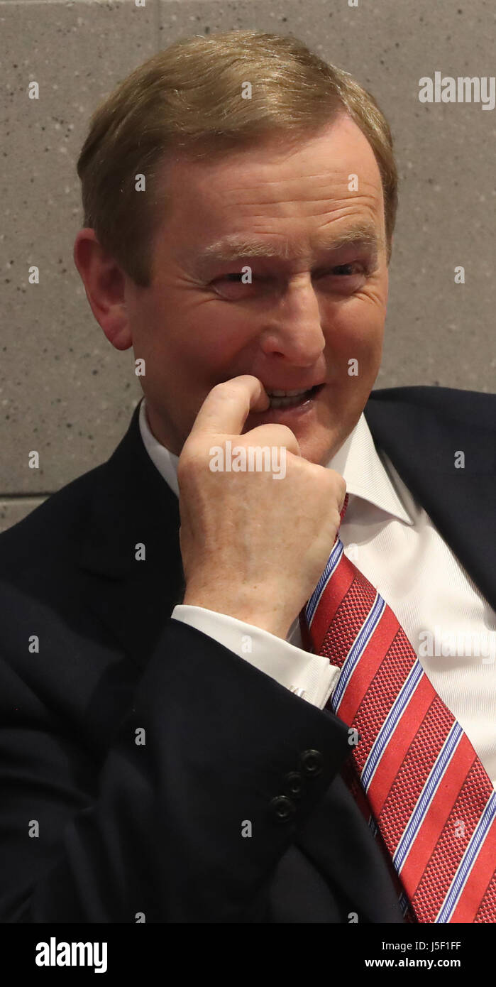 Taoiseach Enda Kenny partecipa al lancio di una relazione dal titolo Vita finita prodotta dal senatore Marie Louise O'Donnell presso gli edifici del governo di Dublino. Foto Stock