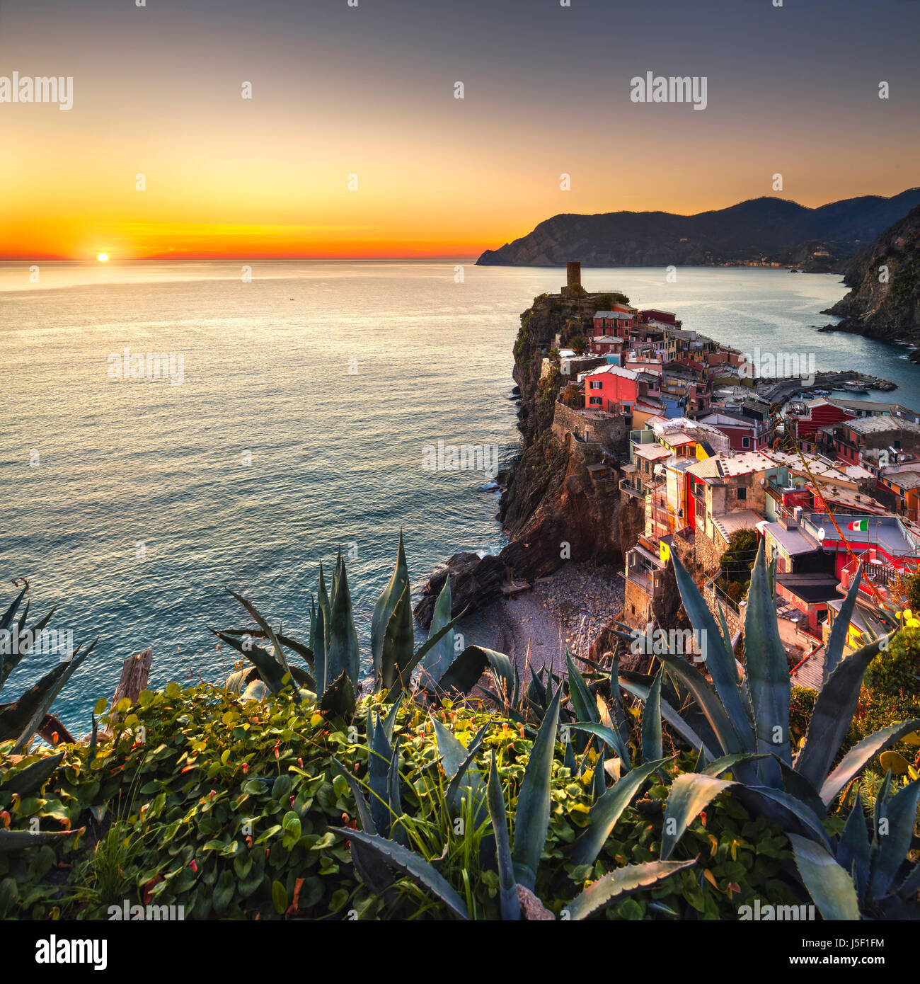 Vernazza village, vista aerea sul tramonto rosso, Seascape in cinque terre, il Parco Nazionale delle Cinque Terre Liguria Italia Europa. Foto Stock