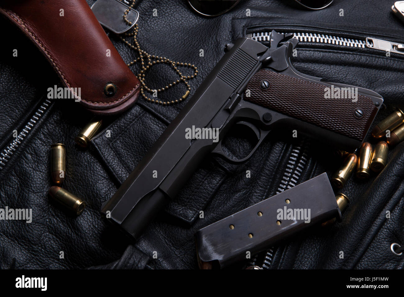 Il Luger pistola con cartucce e fondina sulla lavagna Foto Stock