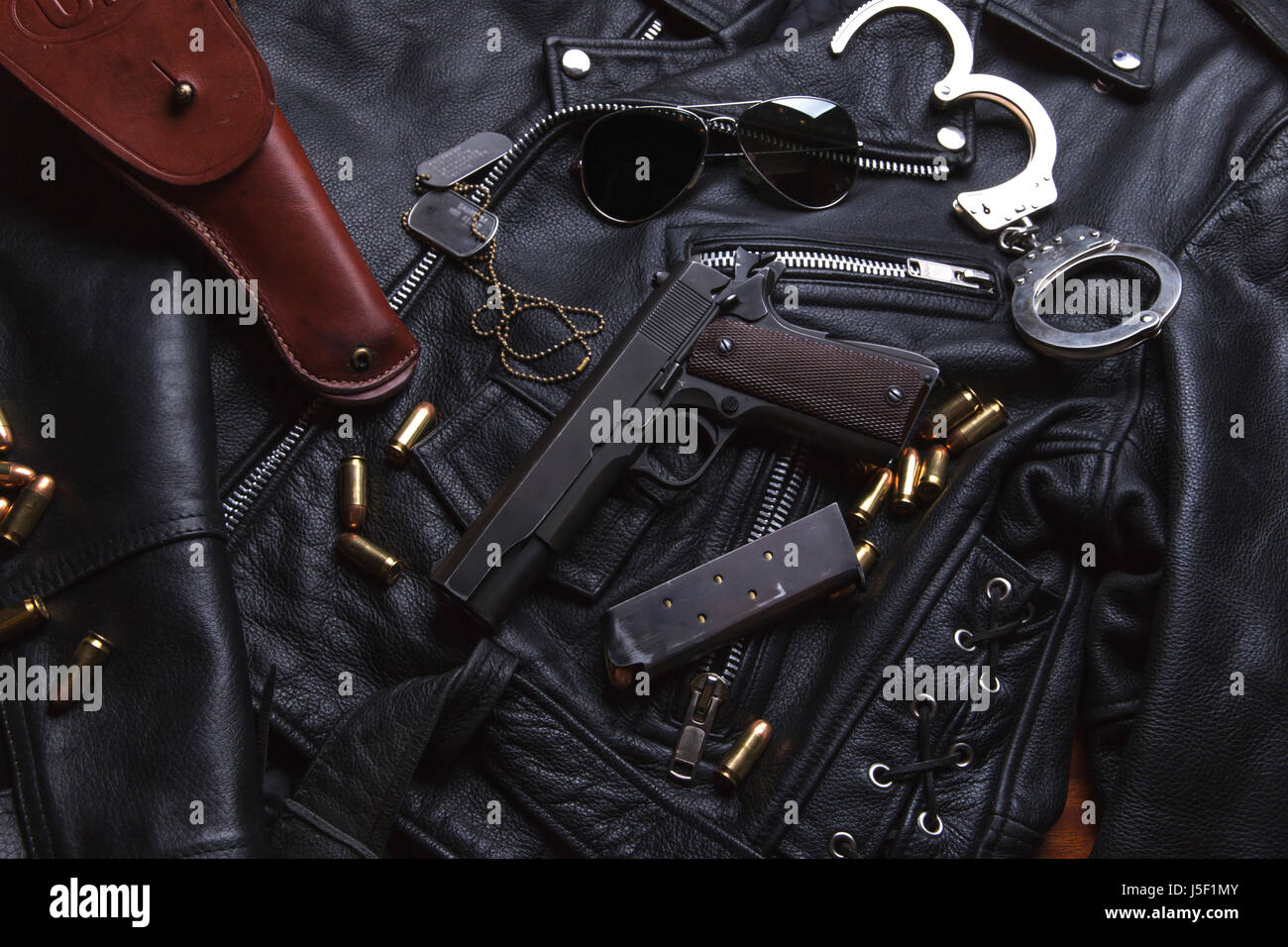 Il Luger pistola con cartucce e fondina sulla lavagna Foto Stock