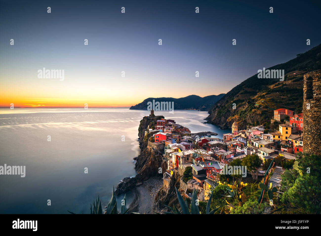 Vernazza village, vista aerea sul tramonto, Seascape in cinque terre, il Parco Nazionale delle Cinque Terre Liguria Italia Europa. Foto Stock