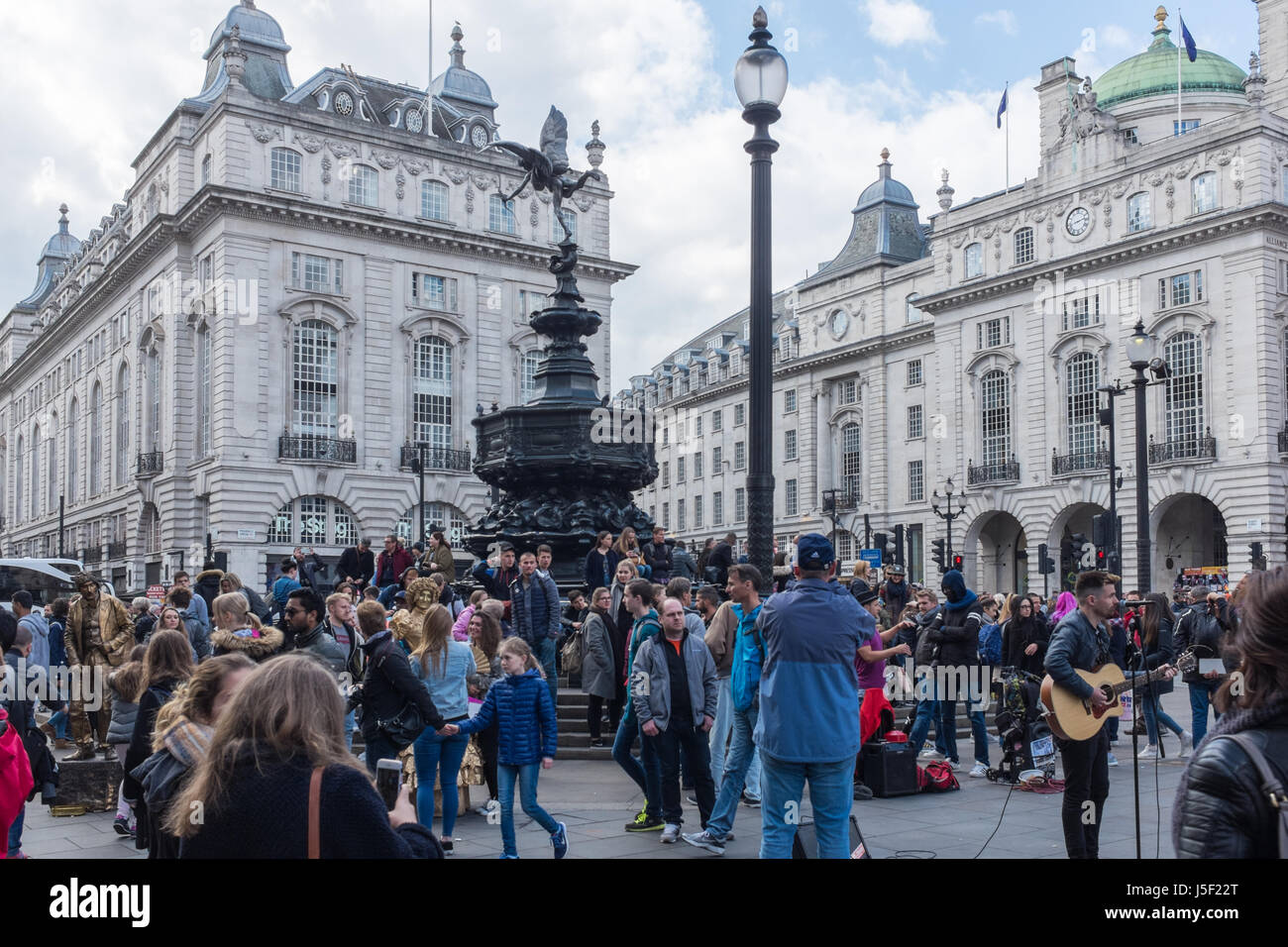 Grande numero di turisti in Piccadilly Circus nel West End di Londra Foto Stock