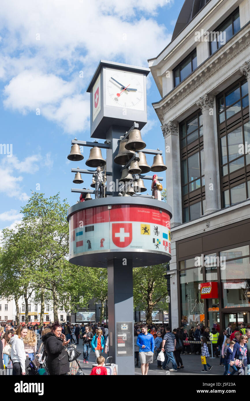 Glockenspiel svizzero in tribunale svizzero vicino a Leicester Square nel West End di Londra Foto Stock