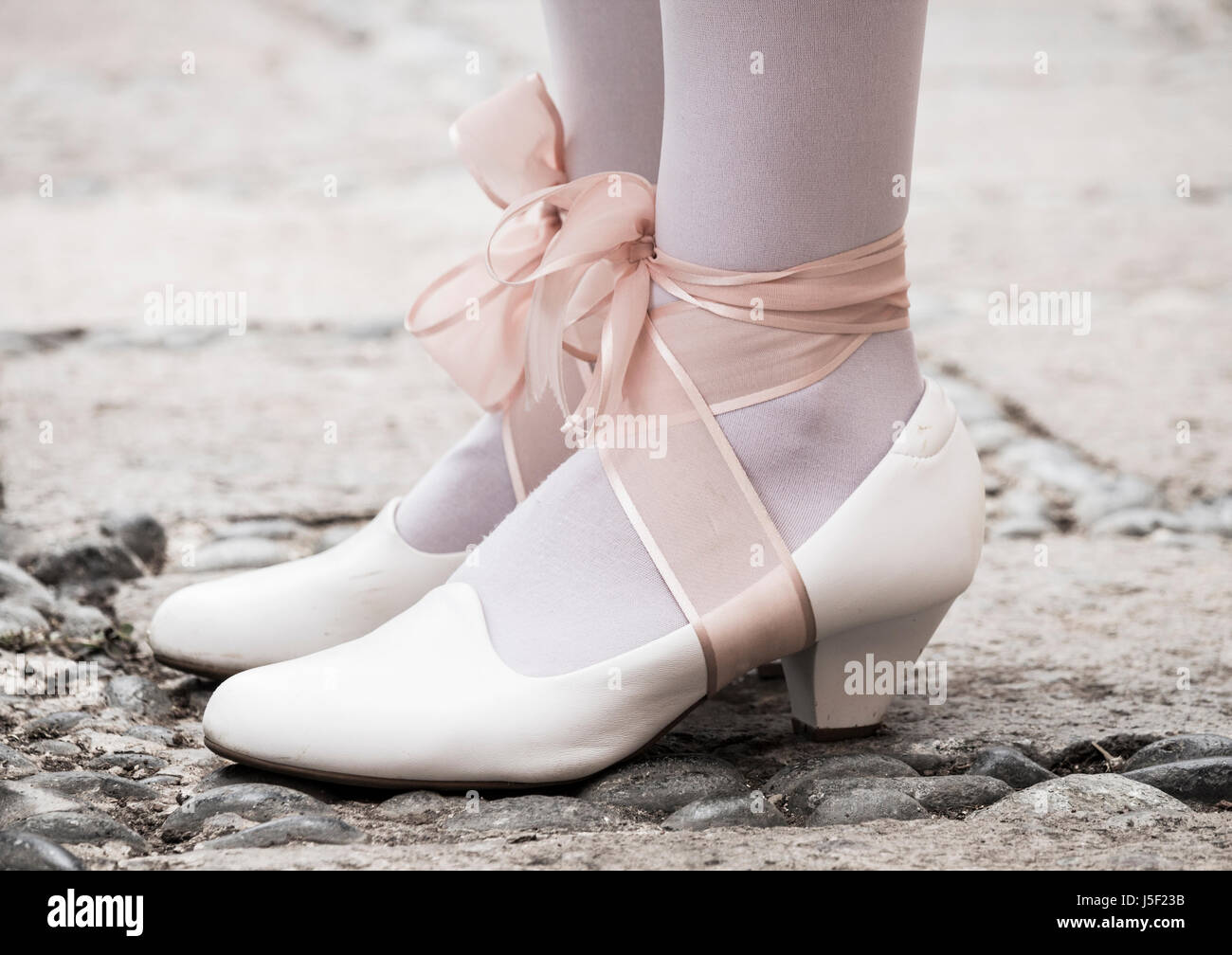 Scarpe bianche con nastro e calze. Foto Stock