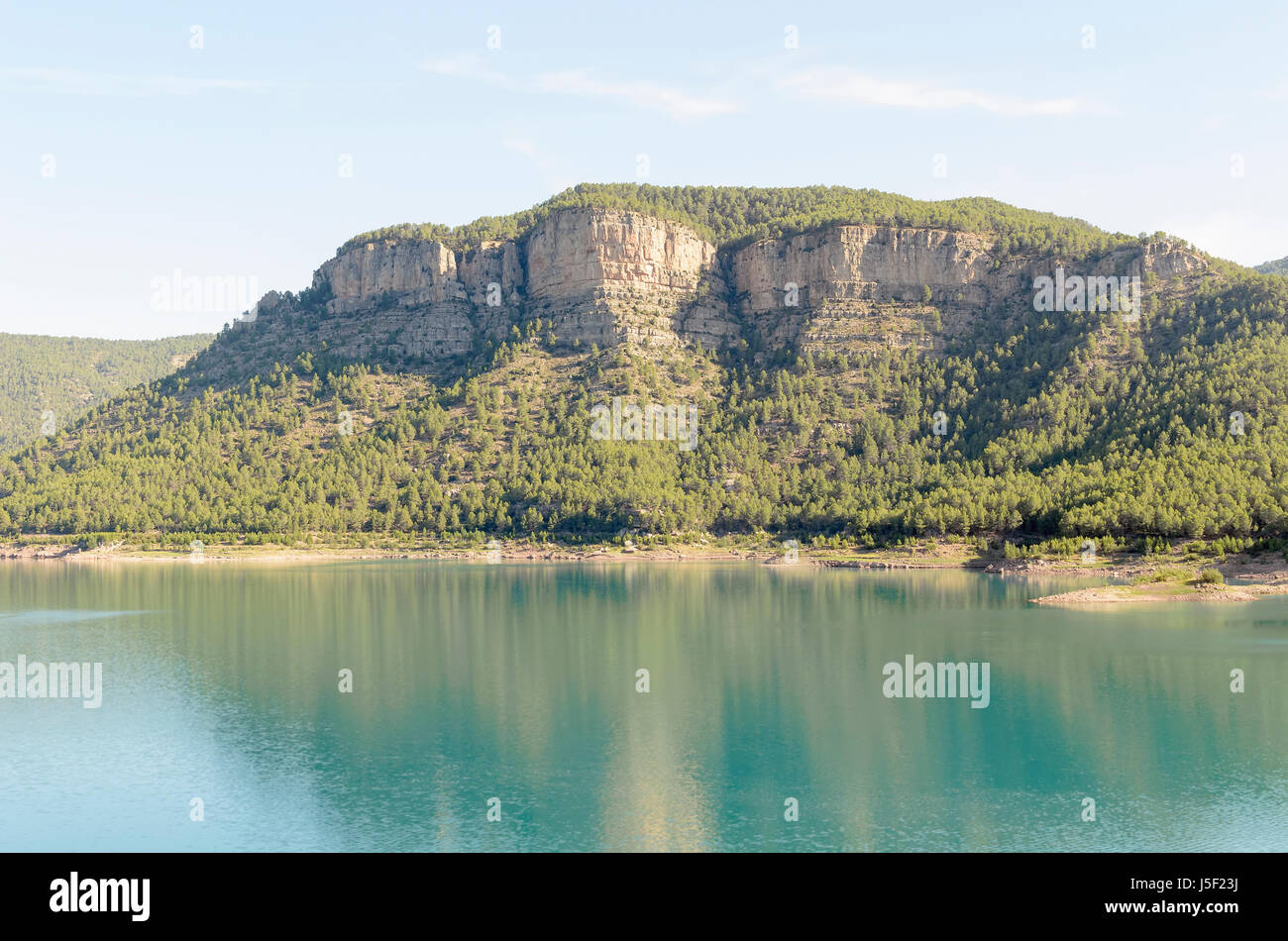 Palude di Arenos, all'interno della provincia di Castellon (paese di Valencia - Spagna). Acqua con splendidi colori. Paesaggio della scogliera rocciosa con il verde degli alberi. Foto Stock