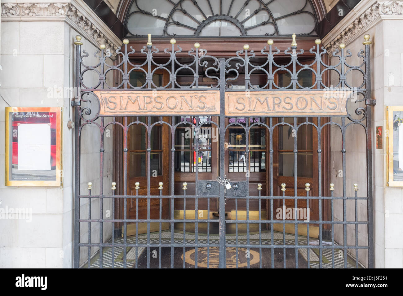 Porte all'ingresso Simpsons Restaurant in The Strand, Londra Foto Stock