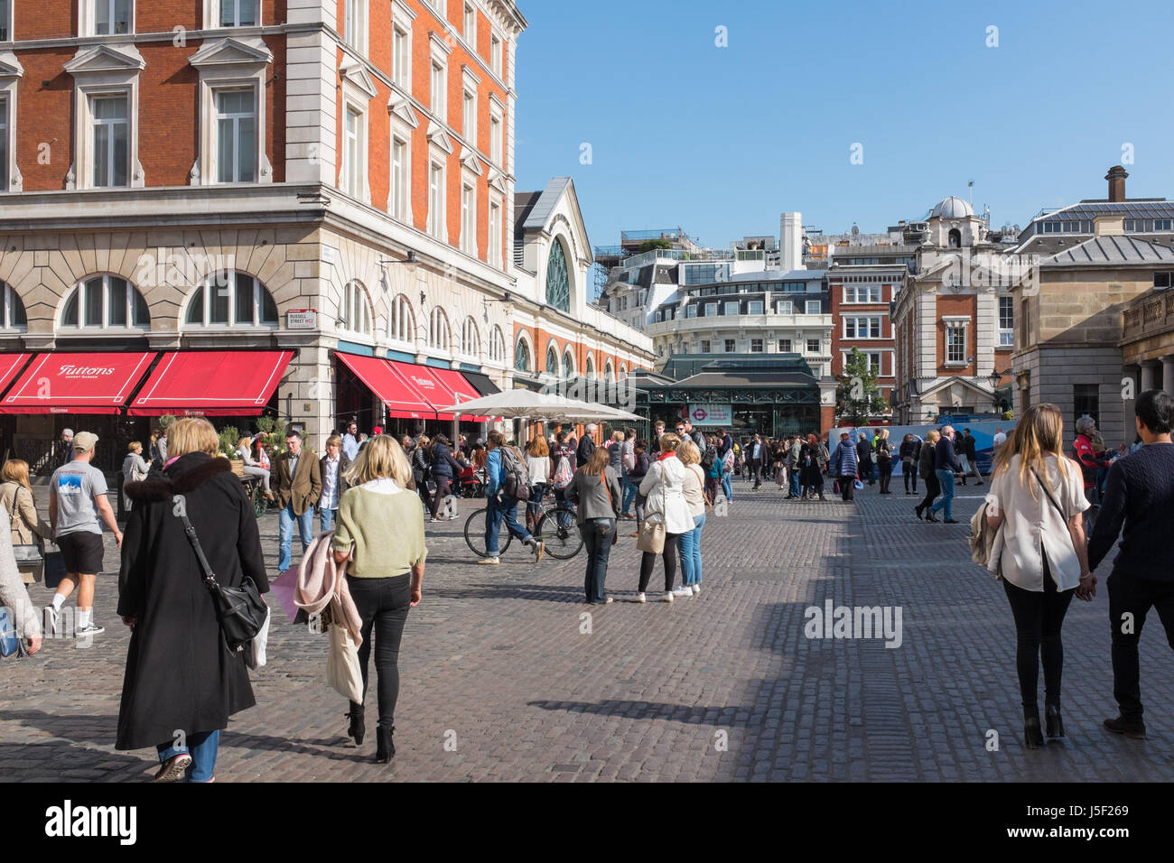 I turisti in Covent Garden Piazza, Londra Foto Stock