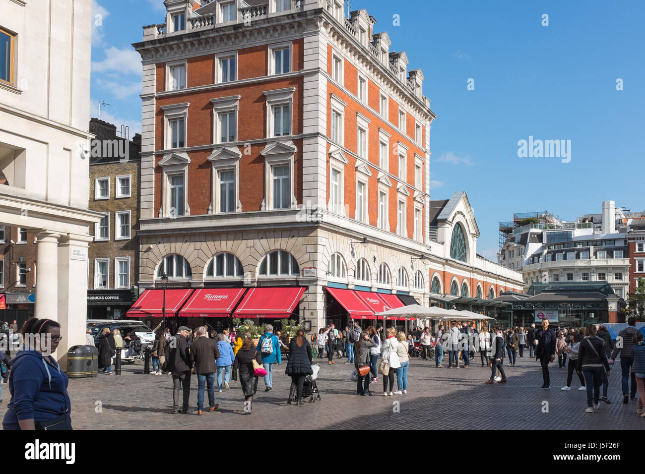 I turisti in Covent Garden Piazza, Londra Foto Stock