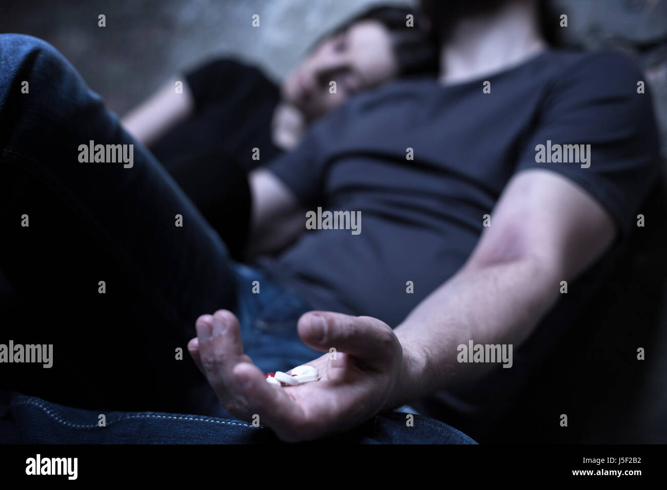 Senzatetto ossessionato dal giovane utilizzando farmaci in luogo oscuro Foto Stock