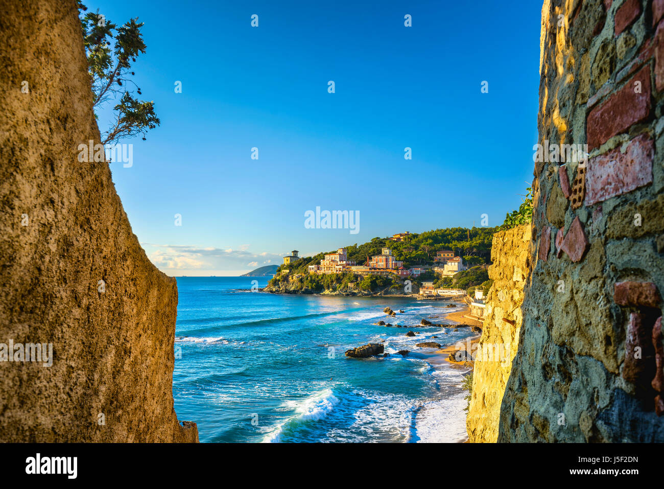 Castiglioncello tramonto sulla scogliera di roccia e mare. Toscana, Italia, Europa Foto Stock