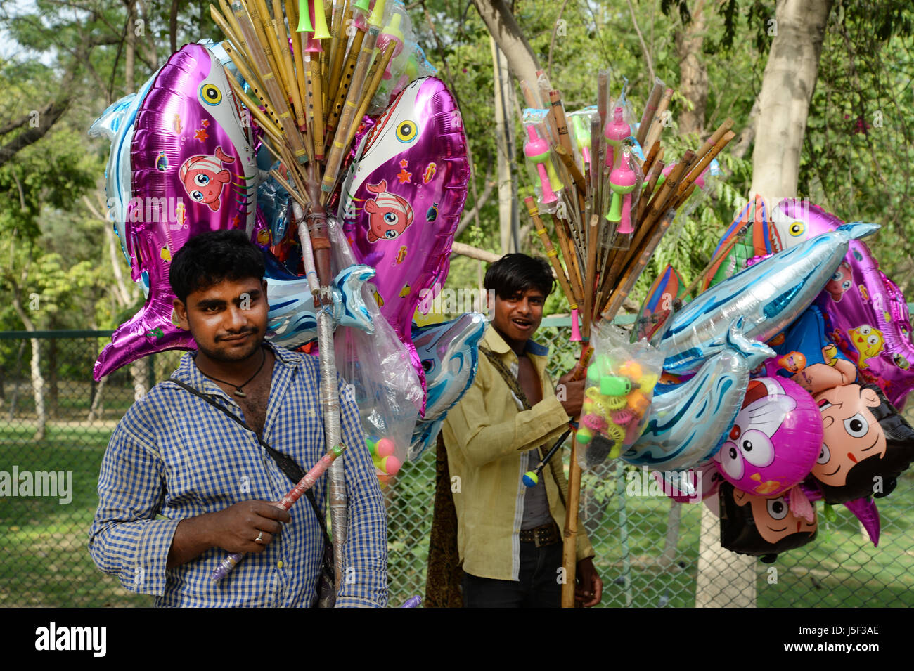India Delhi 2017. Il Deer Park. Novità ambulante venditore di palloncino Foto Stock