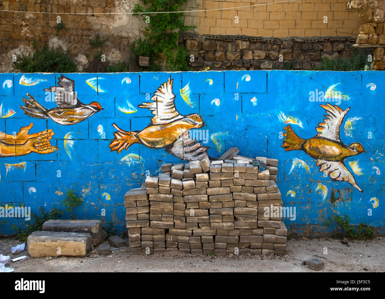 Le colombe della pace disegnato su una parete in strada, governatorato del Nord, Tripoli, Libano Foto Stock