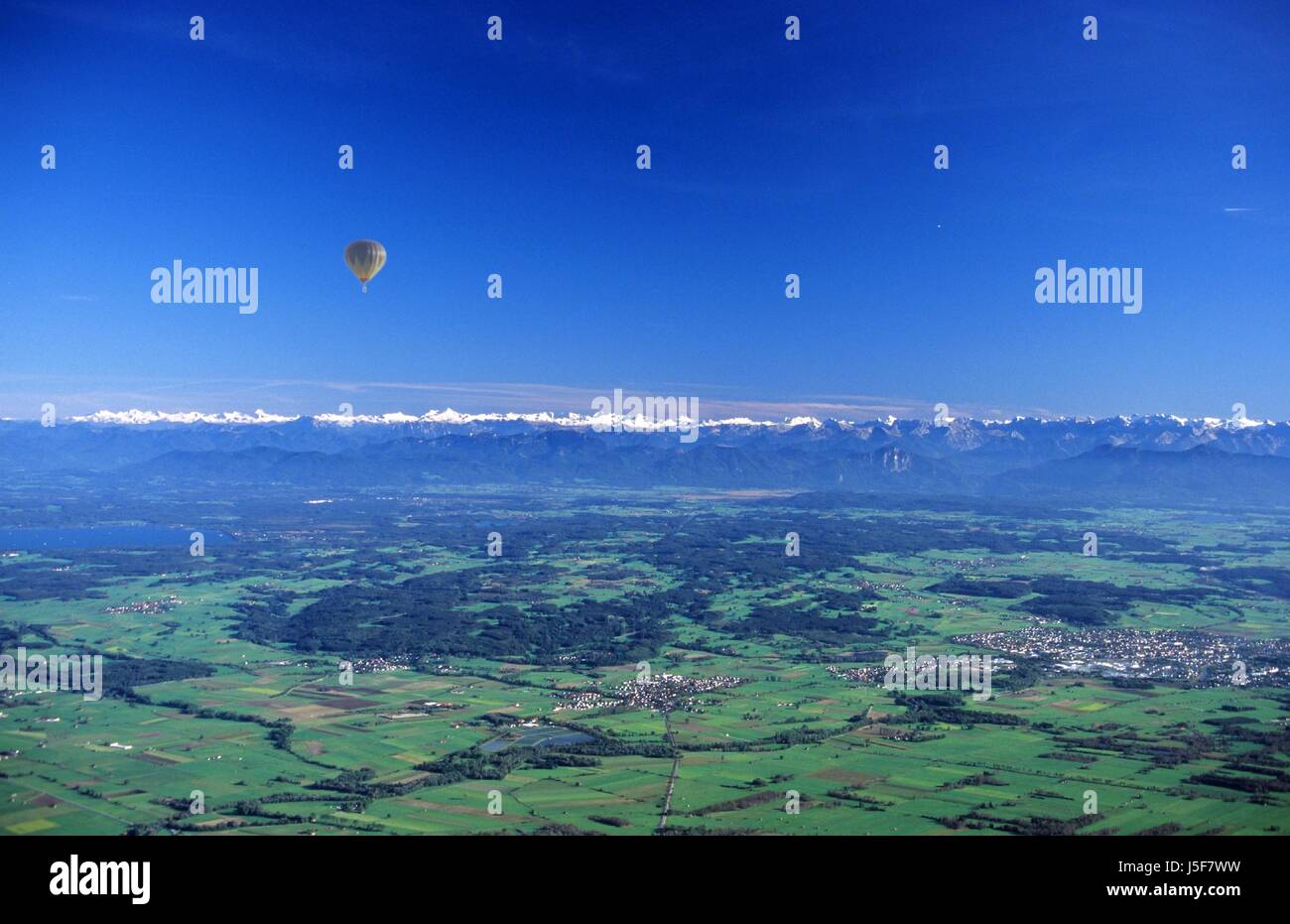 Volo in mongolfiera sopra le colline pedemontane delle Alpi Foto Stock