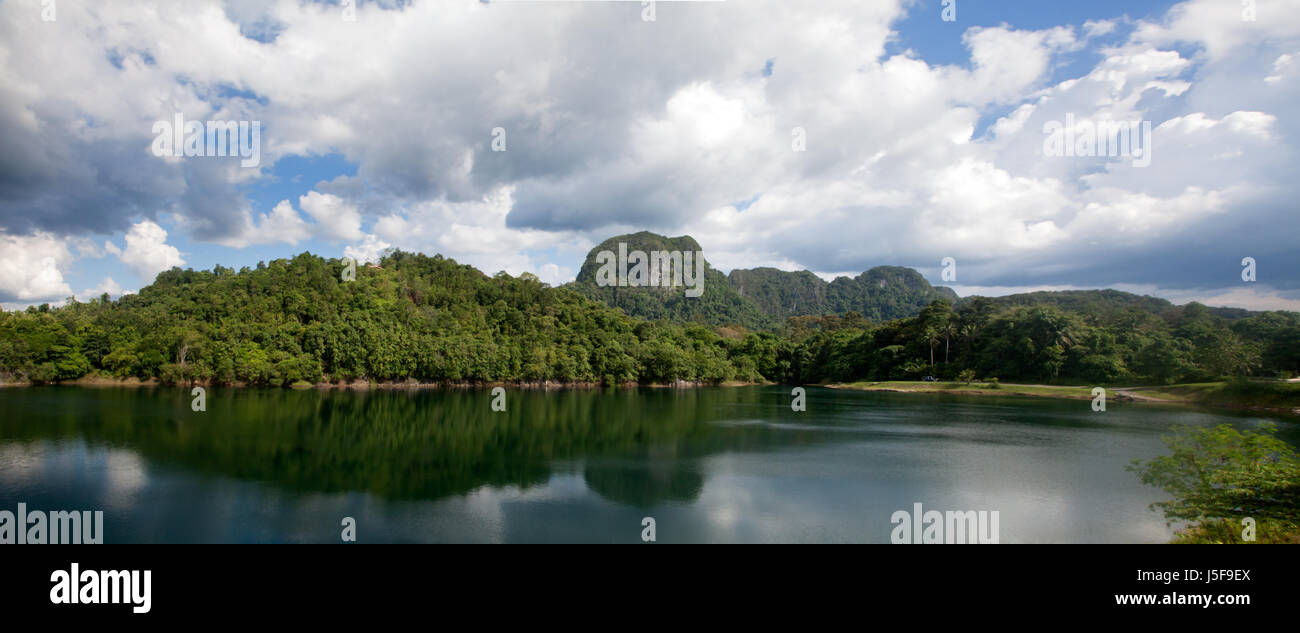 Immagine di panorama di calcare carso e della calma e tranquilla sul lago di acqua dolce di Tasik Biru o Bau lago situato in Sarawak Borneo Malese. Foto Stock