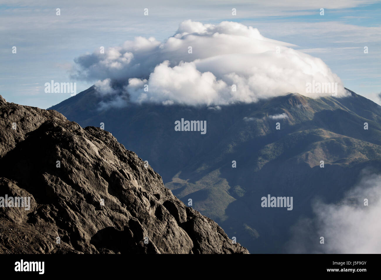 Nube coprì il monte Merbabu picco. Il vertice del quale è 3,145 metri sopra il livello del mare. Questa è la vista come si vede dal cratere vulcanico del Monte Mera Foto Stock