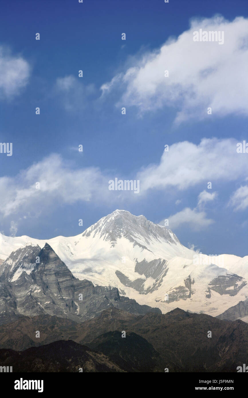 Drammatico paesaggio vista montagna Annapurna in Nepal Himalaya. Una delle montagne più alte del mondo ricoperta di neve con cielo blu sullo sfondo Foto Stock