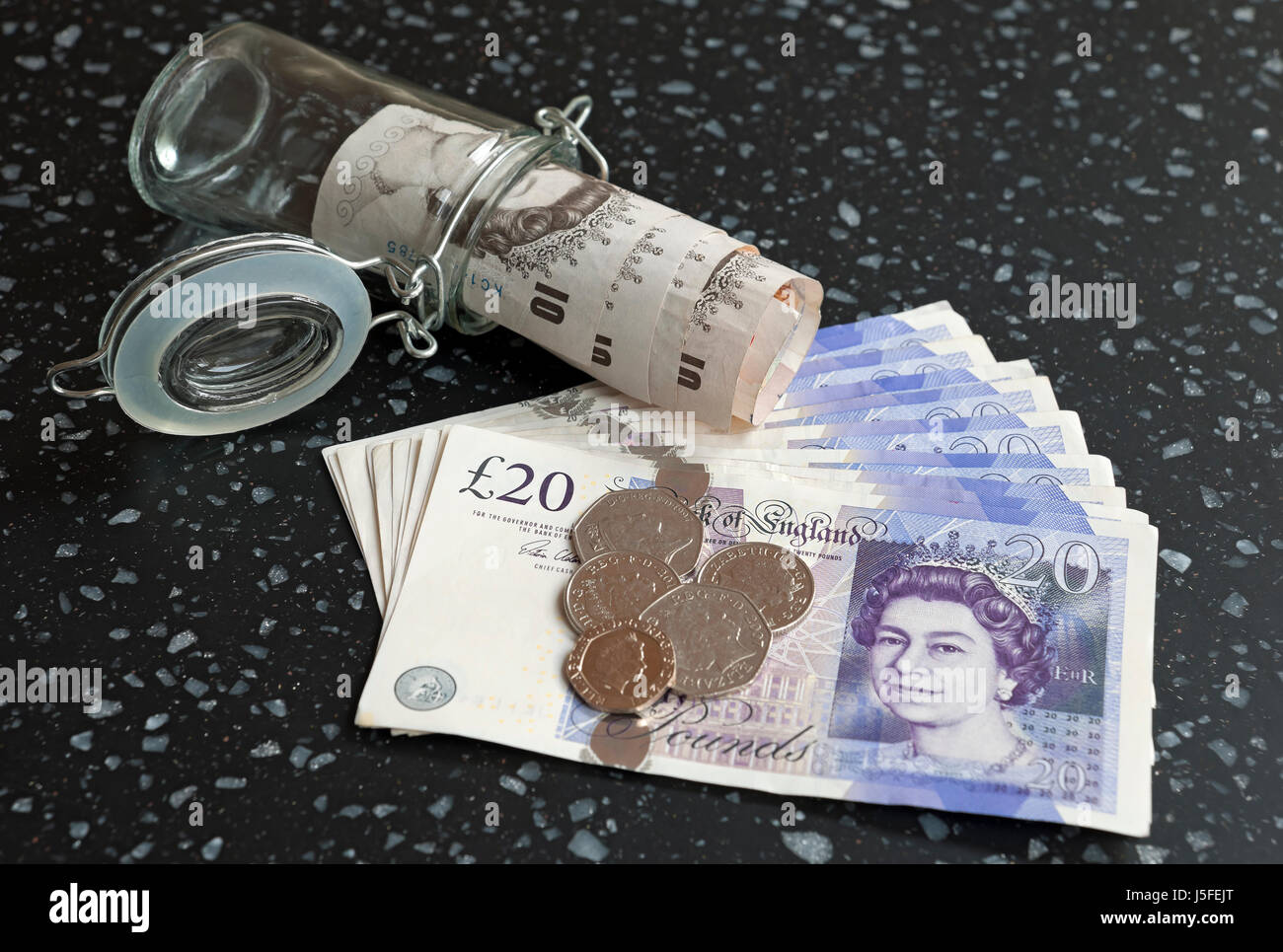 Primo piano del denaro contante britannico banconote da 20 sterline banconote da 10 sterline banconote e monete da dieci e venti sterline Inghilterra Regno Unito Gran Bretagna Foto Stock