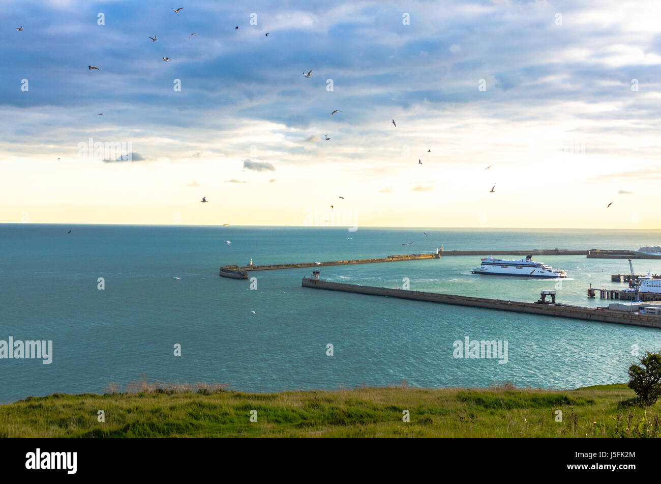 Le vele della nave al porto di Dover nel Kent, Inghilterra Foto Stock