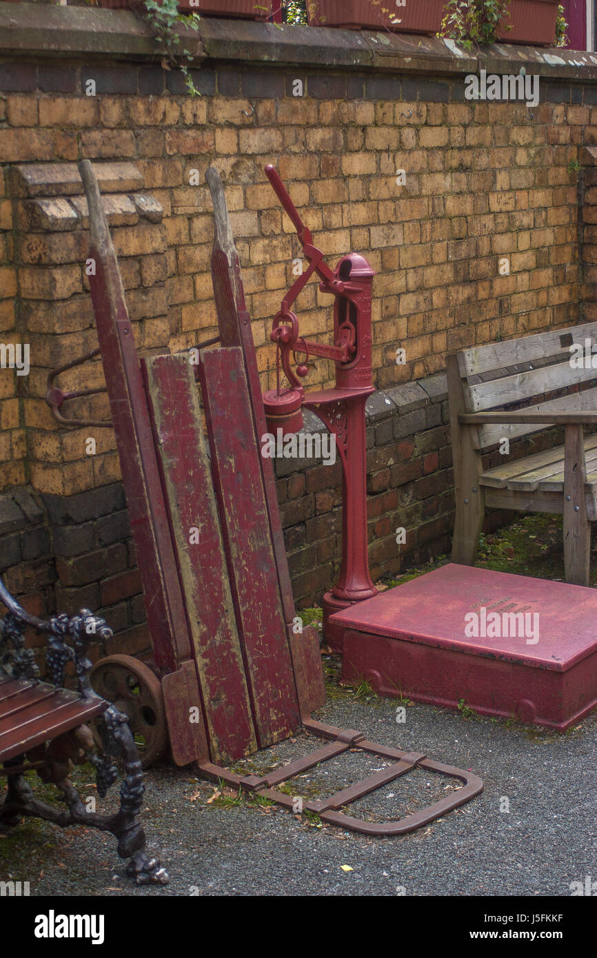 Scale vecchio al di fuori della stazione ferroviaria vicino a Windermere Foto Stock