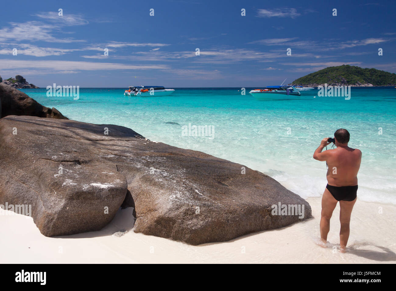 Tourist scattare una foto sulla spiaggia di sabbia bianca. Foto Stock