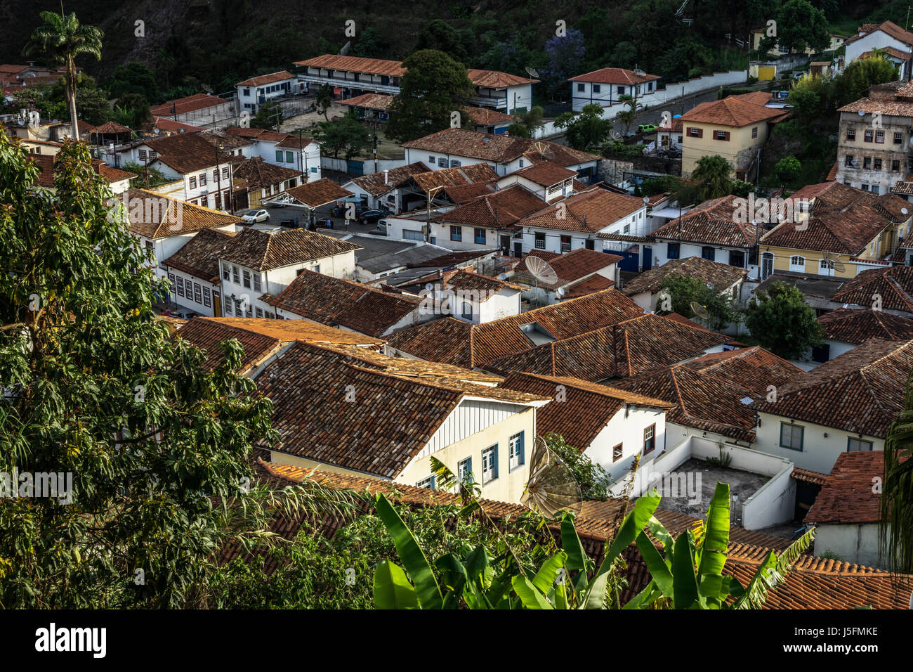 Elevato angolo di visione del paesaggio urbano: Ouro Preto, una storica città coloniale (patrimonio mondiale Unesco Sie), Minas Gerais, Brasile Foto Stock