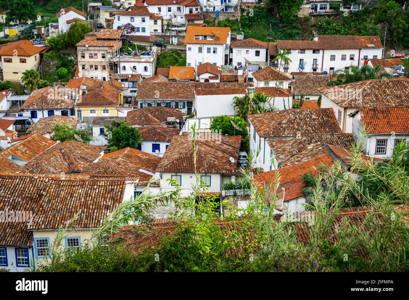 Elevato angolo di visione del paesaggio urbano: Ouro Preto, una storica città coloniale (Patrimonio Mondiale dell'Unesco), Minas Gerais, Brasile Foto Stock