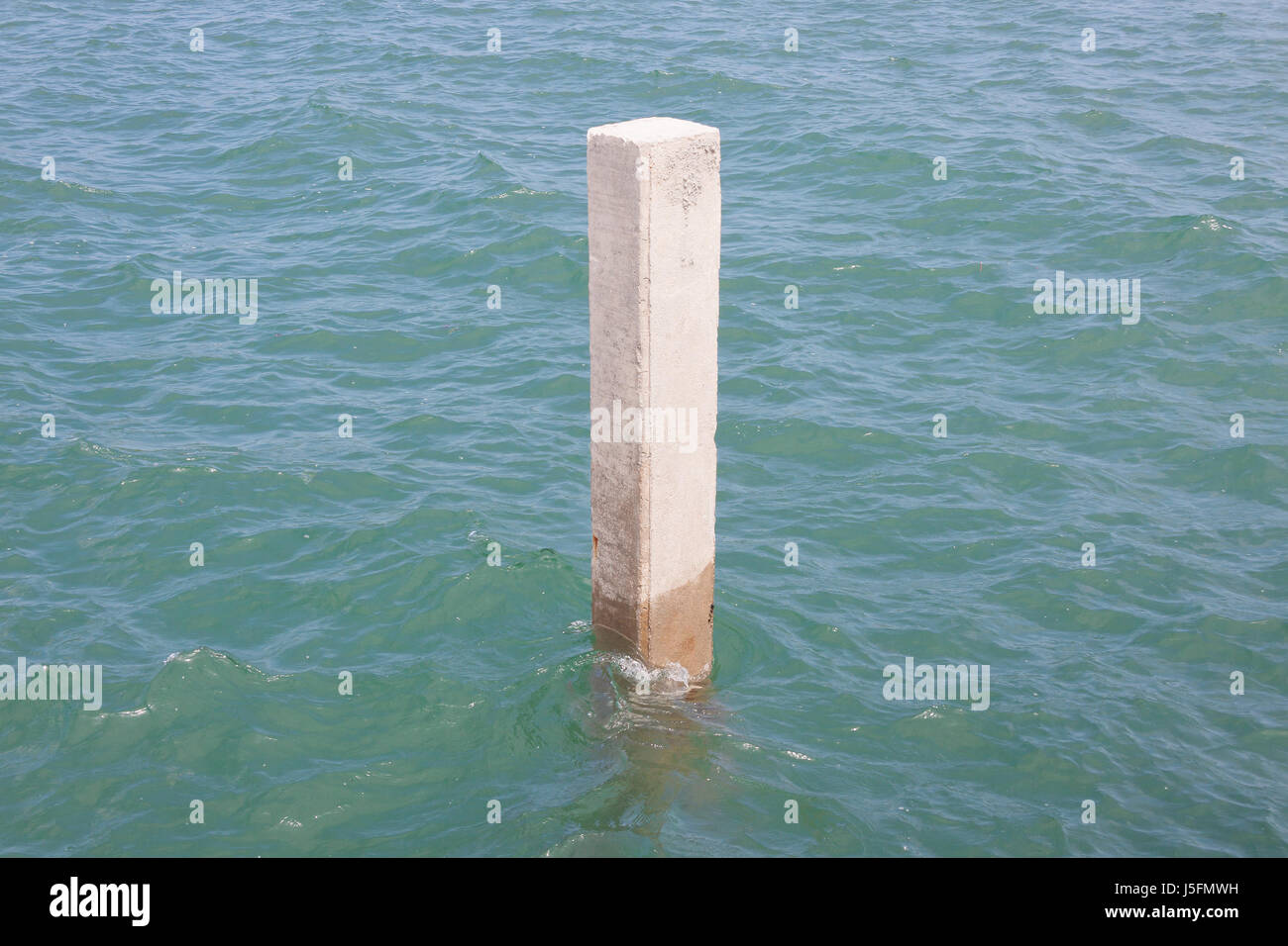 Pilastro di calcestruzzo montante di attracco della nave. Foto Stock