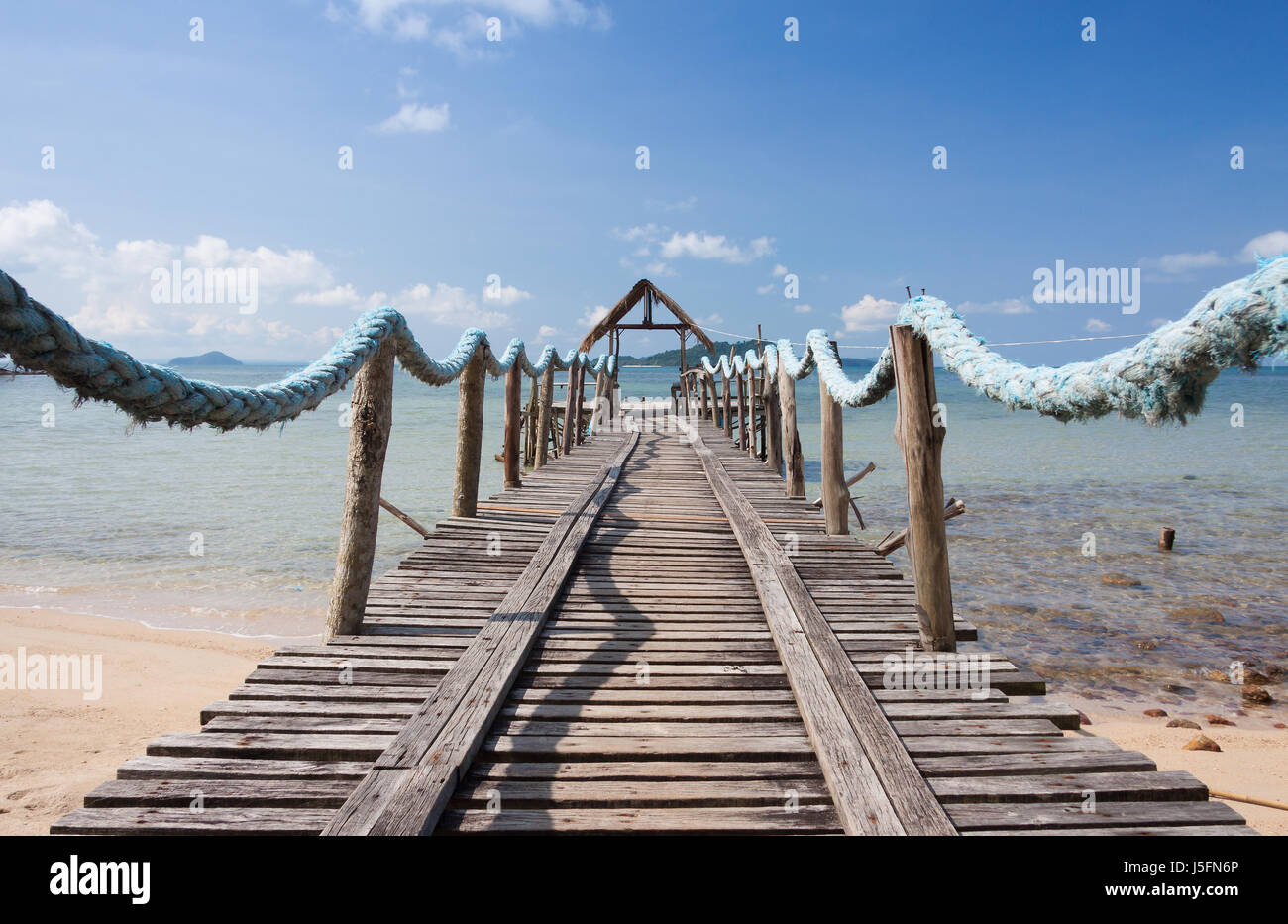 Ponte di legno in mare a Isola Chang,Thailandia Foto Stock