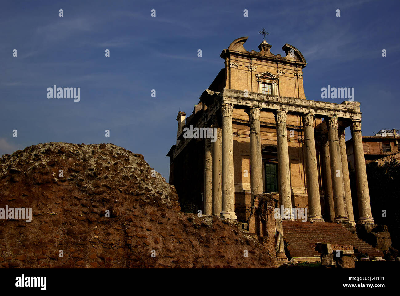 Storia di blu chiesa tempio colonne antiche rock roma roma centro in marmo rovine Foto Stock