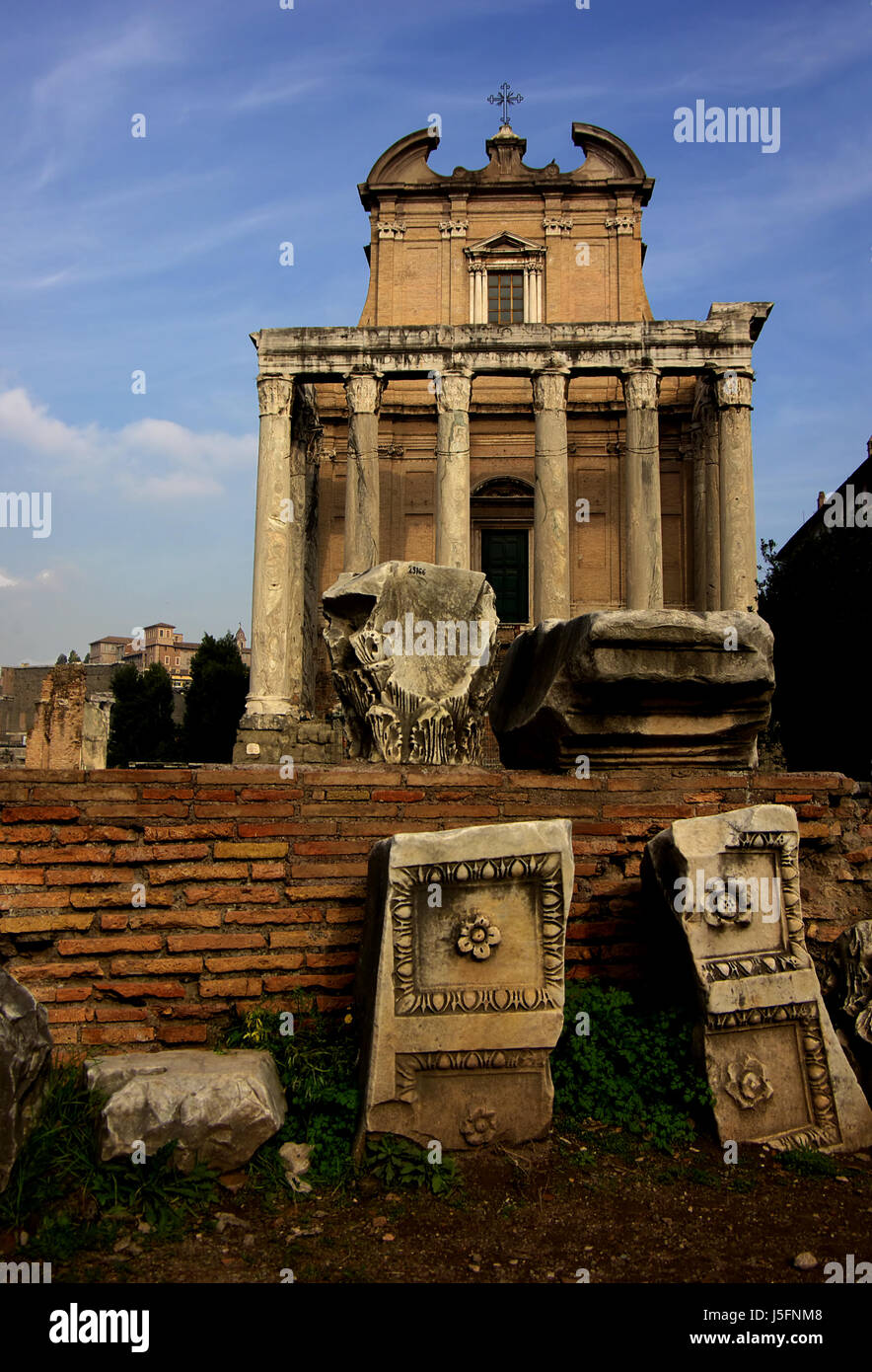 Storia di blu chiesa tempio antica roma roma centro rovine romane pannello scavi Foto Stock