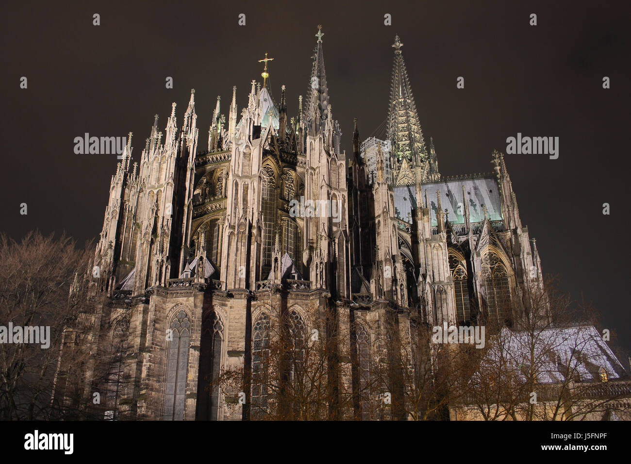 Torre monumento della chiesa cattedrale di Colonia di notte attrazione trasversale visite turistiche Foto Stock