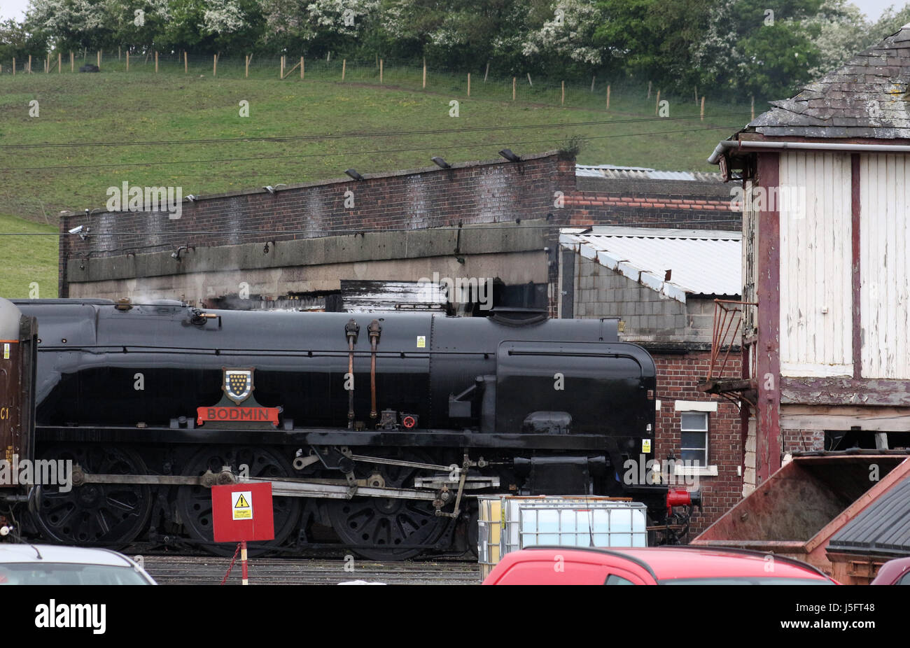 La regione meridionale della Marina Mercantile classe locomotiva a vapore India britannica linea, portando la targhetta Bodmin ritorna su capannone a Carnforth, Lancashire. Foto Stock